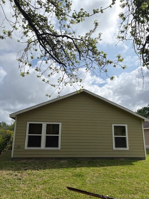 Building Photo - 619 N Vionett Ln