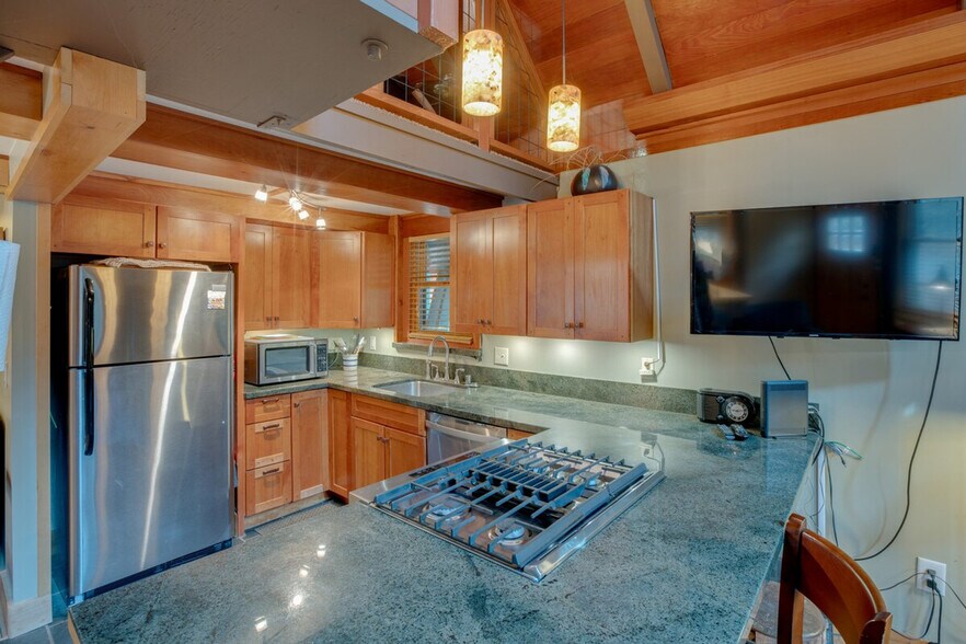 Building Photo - 7040 Bellevue Ave