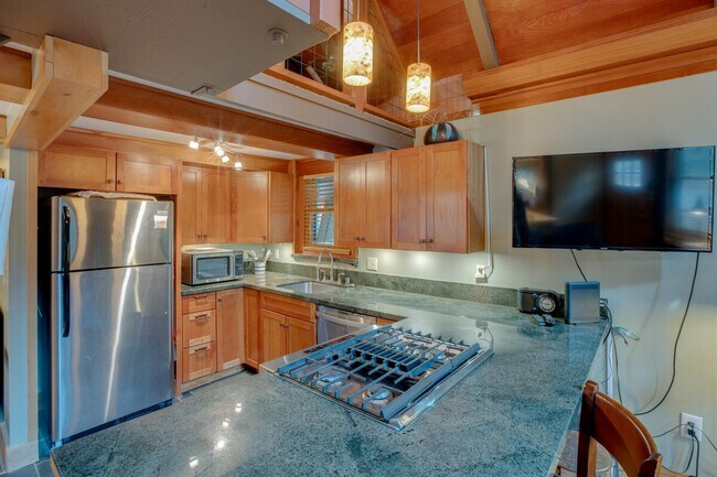 Building Photo - 7040 Bellevue Ave