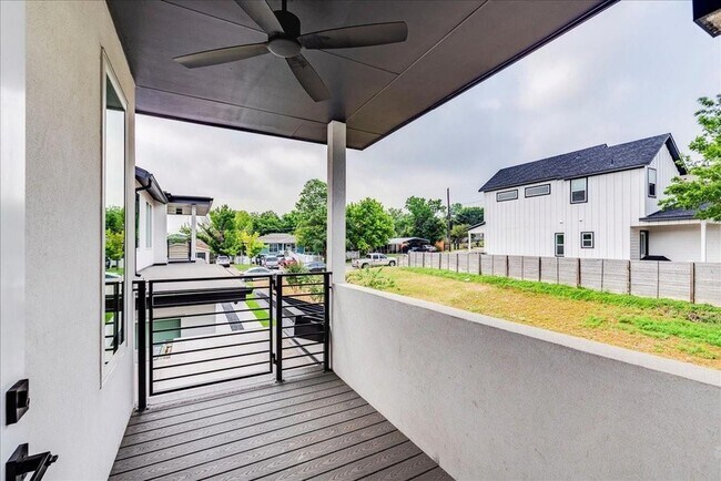 Building Photo - 2302 Maxwell Ln