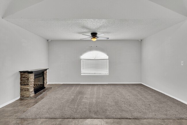 Building Photo - 10400 Valle Koki Dr