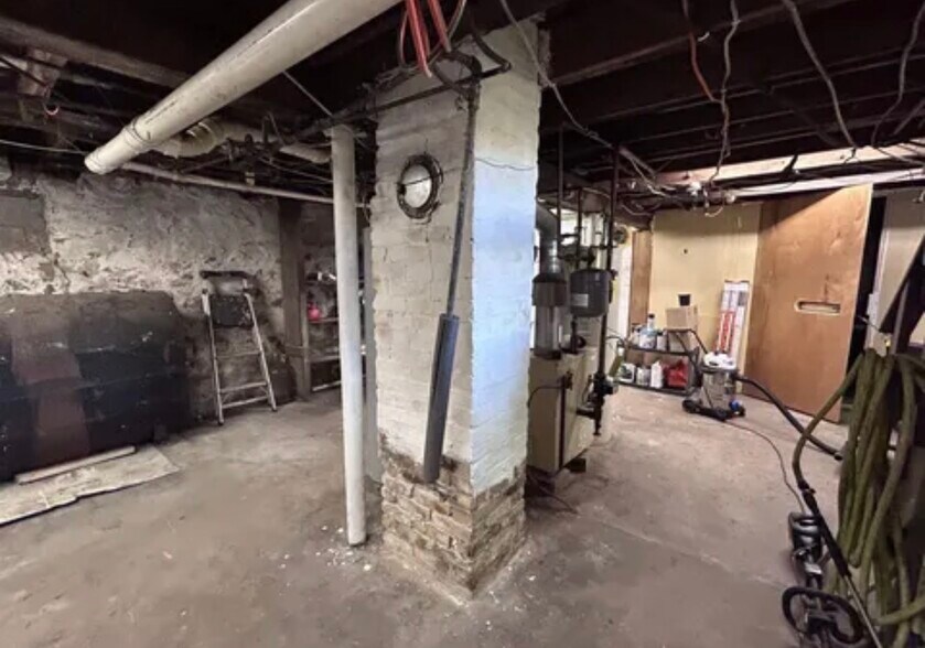Building Photo - 608 Sutherland St