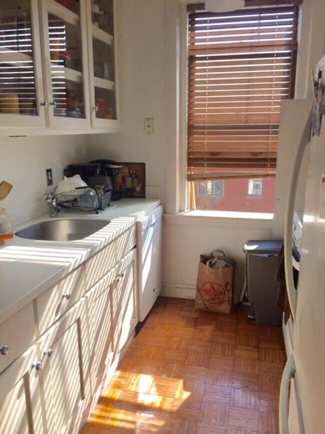Building Photo - Bright & Spacious 3-Bedroom on Newbury Str...