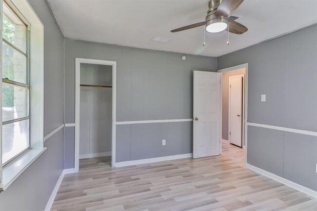 Building Photo - 20 W Oak Rdg Dr