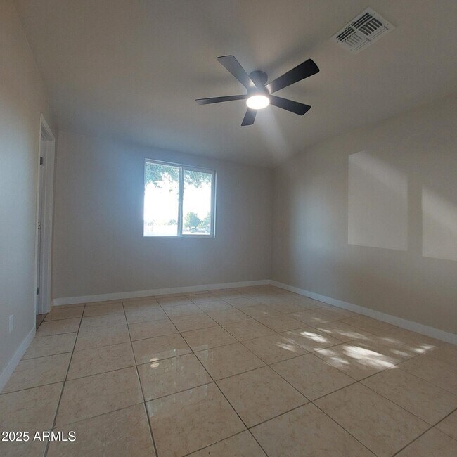 Building Photo - 3852 W Earll Dr