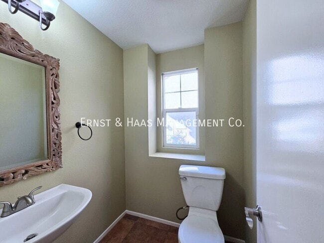 Building Photo - 2931 N Santa Fe Pl