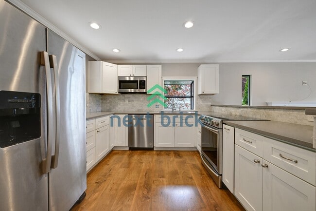 Building Photo - Move-In Ready 4 Bedroom Home in Prime Bellevue Location