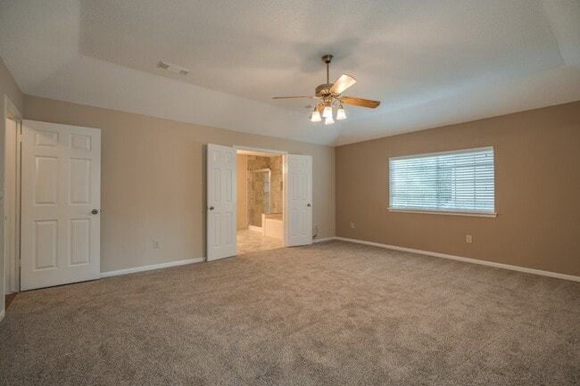 Building Photo - 11 Robin Run Dr