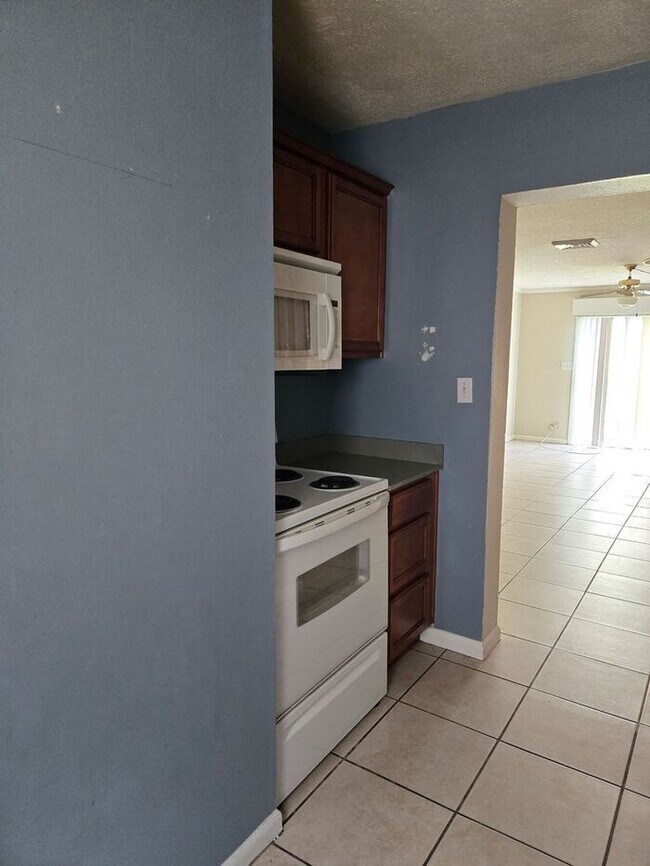 Building Photo - 2 bedroom Townhome off Pensacola Available