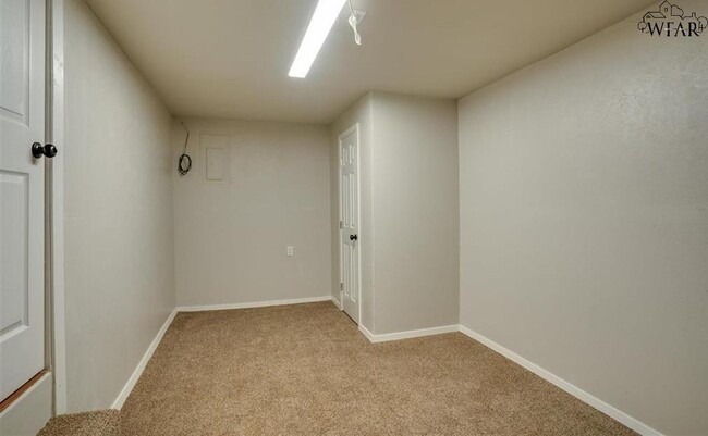 Building Photo - 416 S Ave B