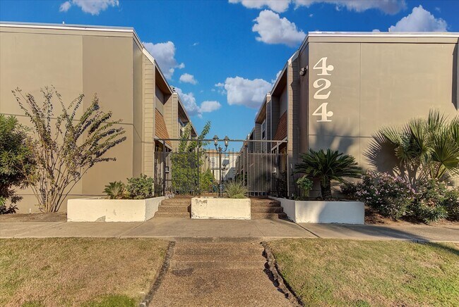 Building Photo - 424 15th St