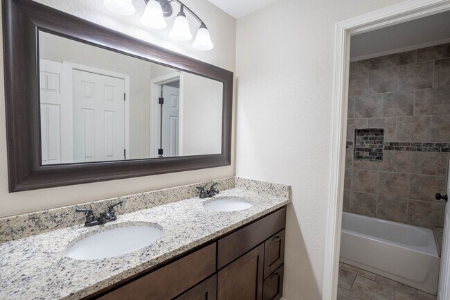 Building Photo - 4 Bed | 3 Bath in Central Tulsa!