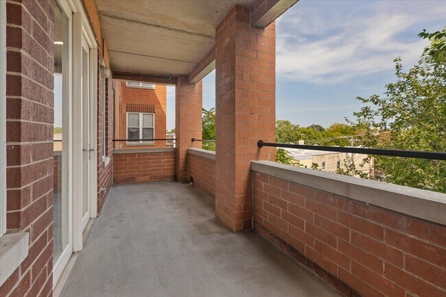 Building Photo - 3550 W Montrose Ave