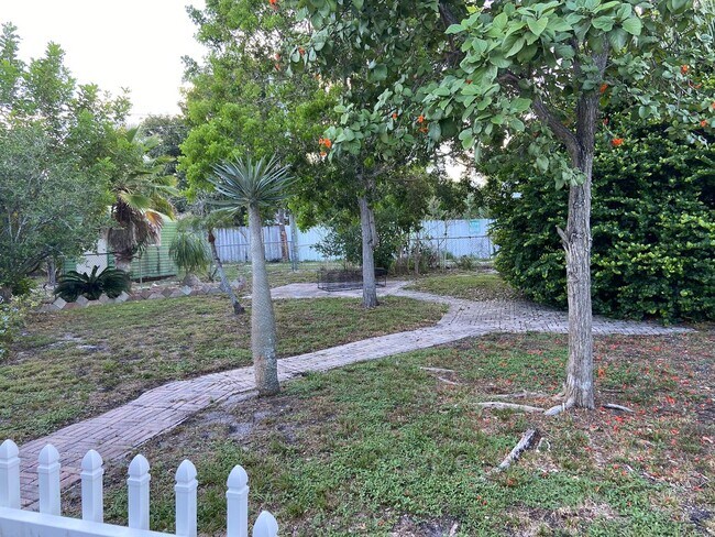 Building Photo - 2/2 single family house with big yard near downtown and beach!