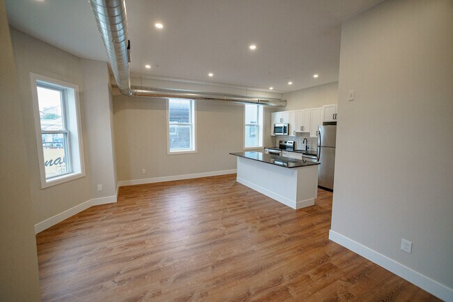 Building Photo - 612 S 5th St