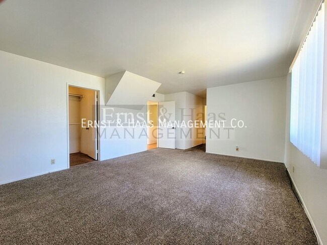 Building Photo - 2755 E Hill St