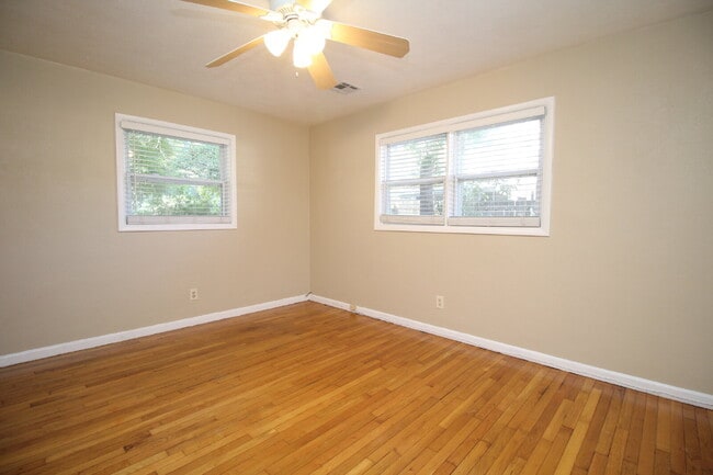 Building Photo - Northeast Pensacola Home- Entertainers Dre...