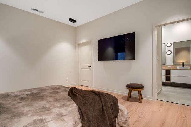 Building Photo - 1257 N Ashland Ave