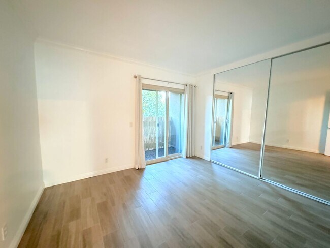 Building Photo - Beautifully Remodeled 1 BD, 1 Mile to beach