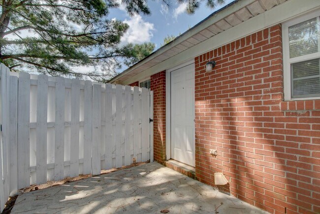 Building Photo - 136 Railroad Ridge Rd