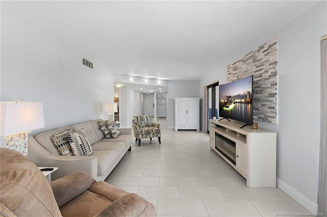 Building Photo - 10044 S Ocean Dr
