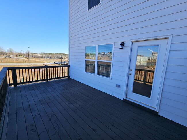 Building Photo - 4 Silver Ln