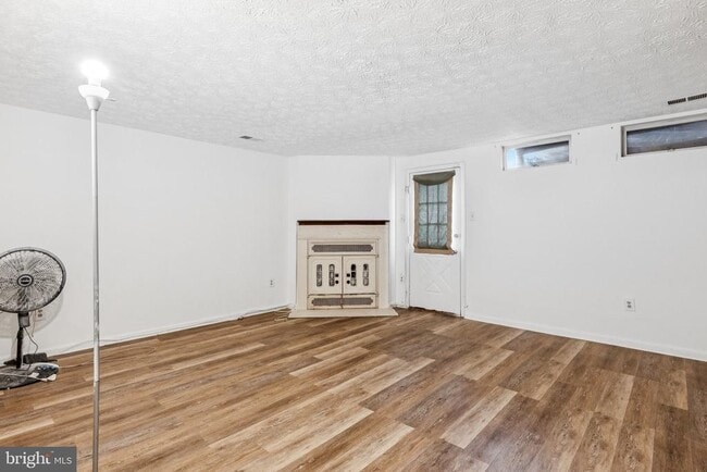 Building Photo - 15537 N Oak Ct