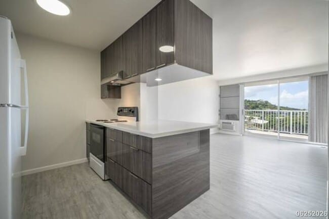 Building Photo - Fully Remodeled 1BR/1BA/1PKG Unit in Waialae Gardens (Kahala)