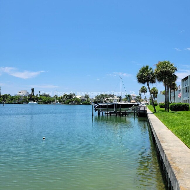 Building Photo - 12310 Capri Cir N