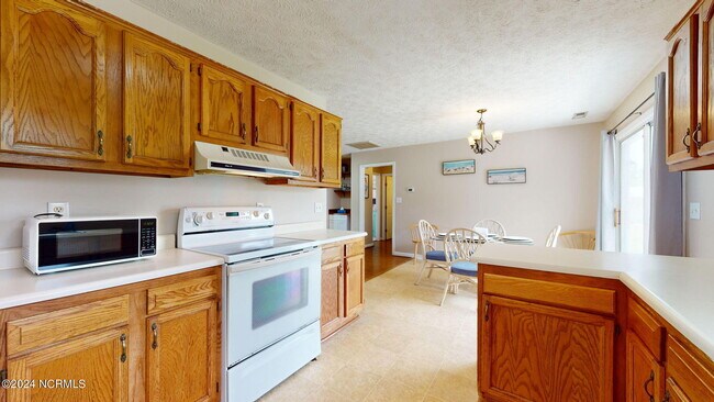 Building Photo - 177 Avis Dr