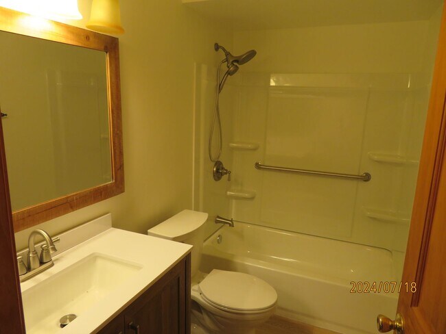 Building Photo - Centrally Located Family Home for Rent