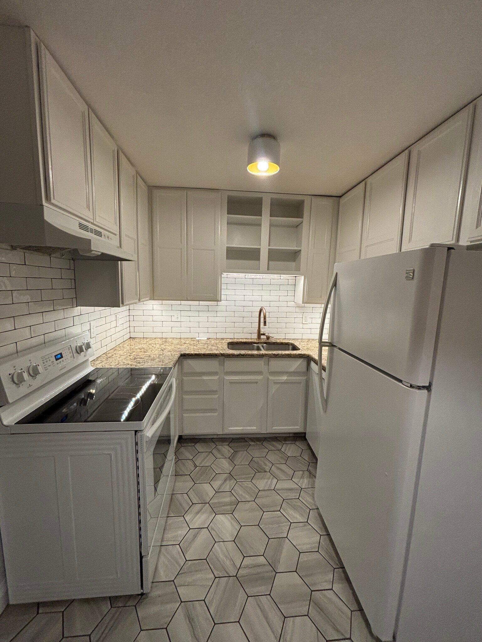 Building Photo - 1209 W Plum St