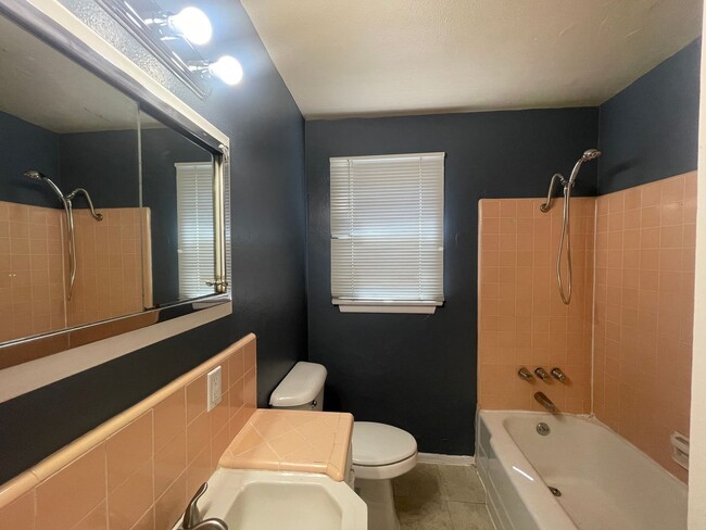 Building Photo - Quartz Hill 3 Bedroom 2 Bathroom