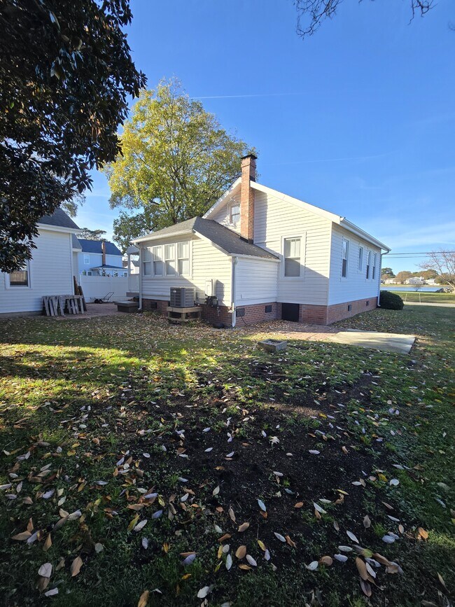 Building Photo - 434 Creek Ave