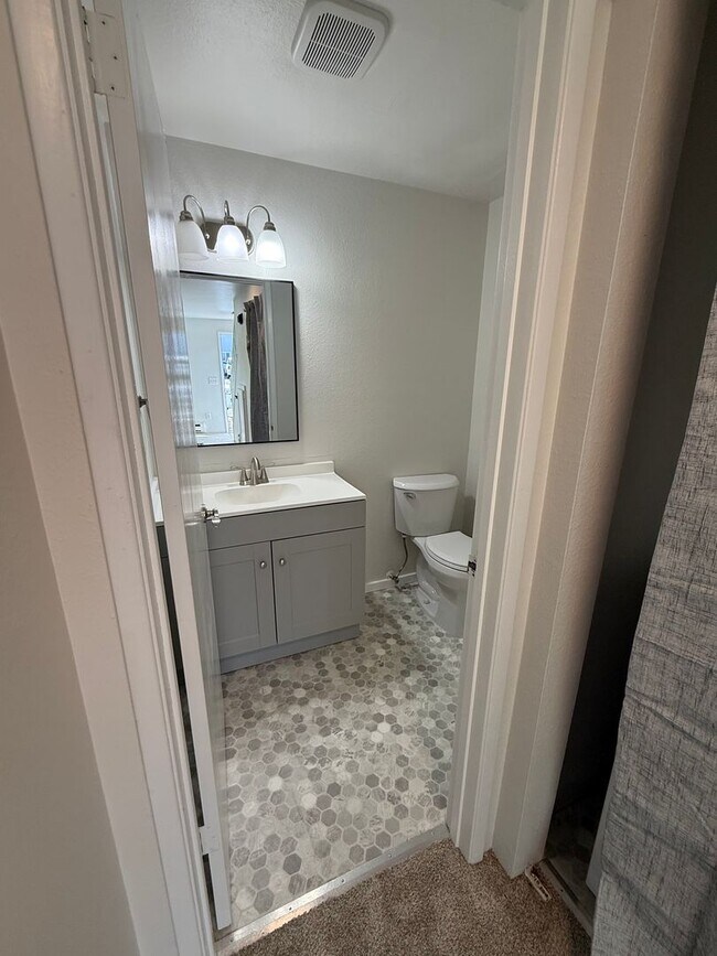 Building Photo - Fully Remodeled 2-Bedroom in Quiet Everett Four-Plex