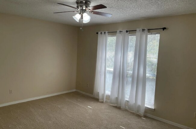 Building Photo - 2 Bedroom Townhome in Lexington Square