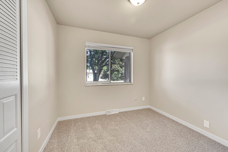 Building Photo - 2742 W 22nd Street Dr