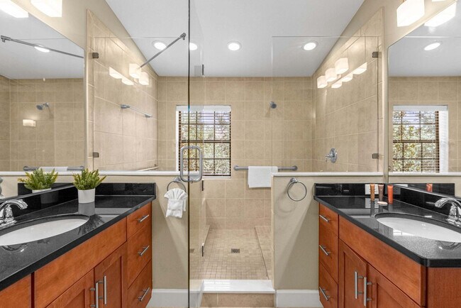 Building Photo - 14545 Damai Ln