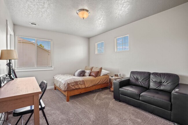 Building Photo - 4bd/2.5ba South Boise Home!