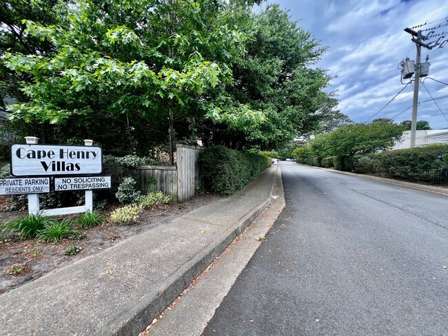 Building Photo - Gorgeous Condo right off Shore Dr, a stree...