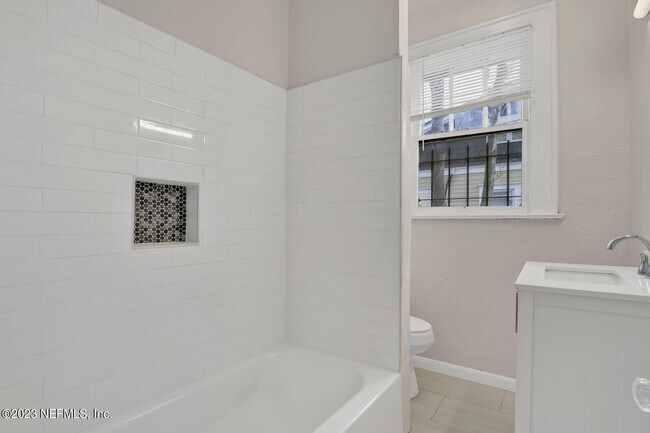 Building Photo - 525 W 18th St