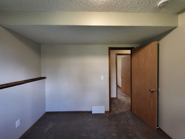 Building Photo - Spacious 4 bedroom home!