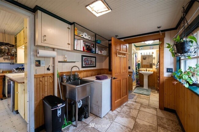 Building Photo - 3 Bedroom 1800 sq ft Cute Farm House with ...