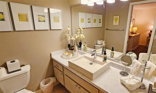 Building Photo - 329 Bernard Ave