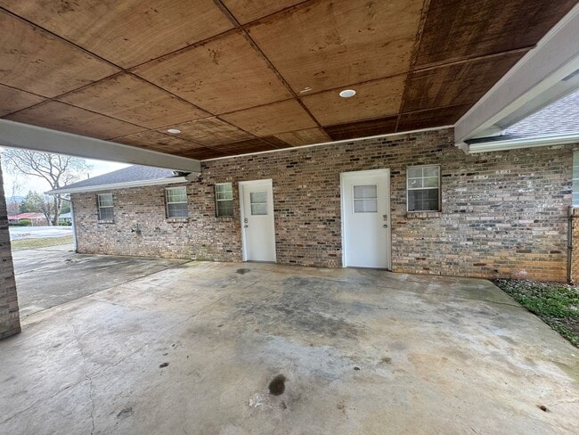 Building Photo - Commanche Dr Duplex