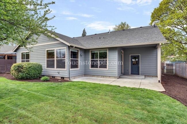 Building Photo - Radiant 3-bedroom Home in Downtown Canby