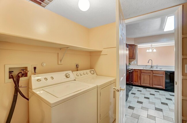 Building Photo - 5306 Country Ridge Dr