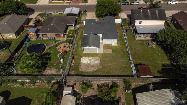 Building Photo - 407 Delia Ave