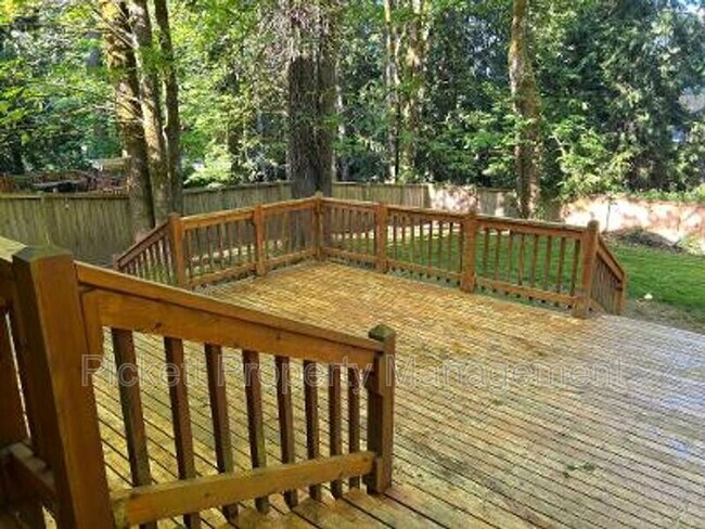 Building Photo - 18845 NE Meadow Run Dr