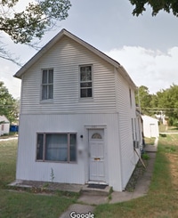 Building Photo - 3 BR 1 1/2 Bath 2 Story Available Now!